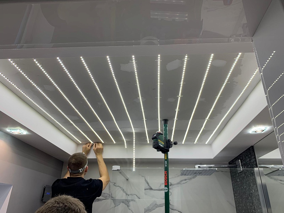 Монтаж LED-освещения для светового потолка в ванной